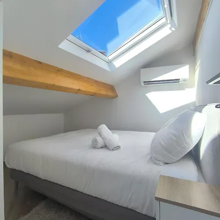 Elegant Renovated Port Ac Sleeps 4 דירה