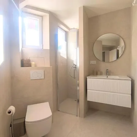 Elegant Renovated Port Ac Sleeps 4 דירה *