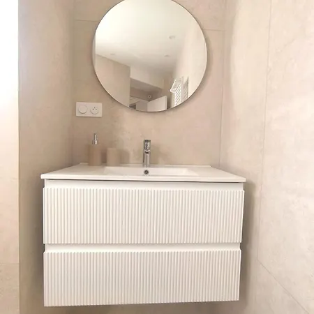 Elegant Renovated Port Ac Sleeps 4 דירה ניס