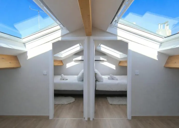 Elegant Renovated Port Ac Sleeps 4 דירה