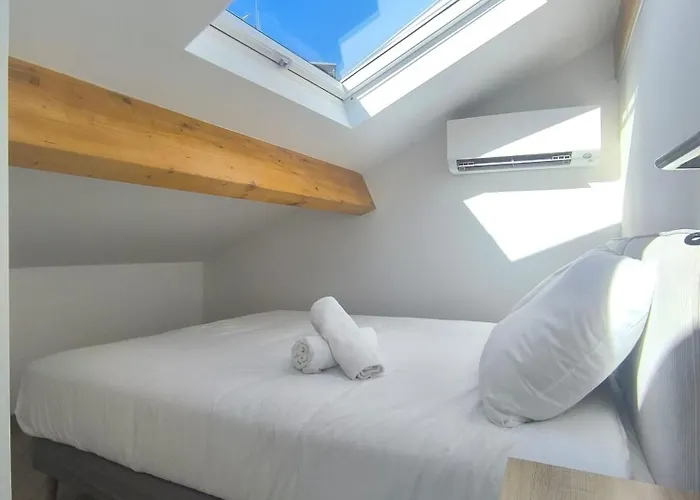 Elegant Renovated Port Ac Sleeps 4 דירה