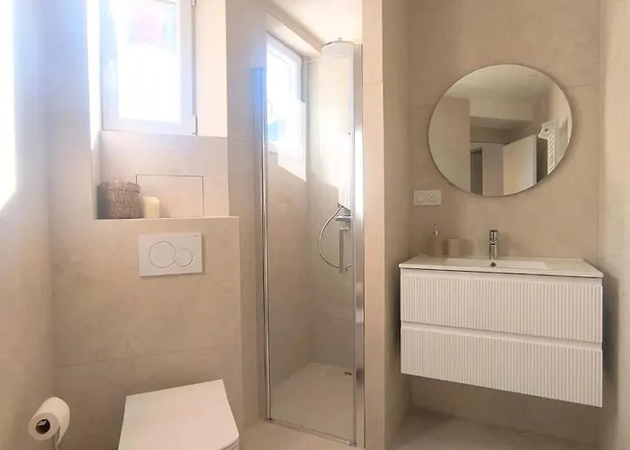 Elegant Renovated Port Ac Sleeps 4 דירה *