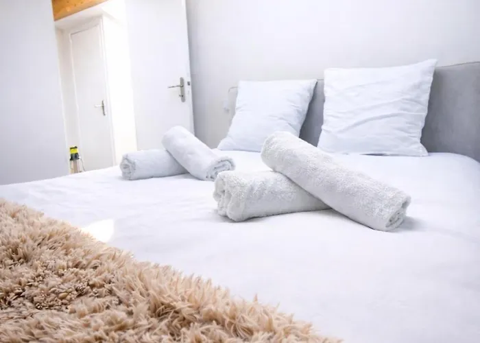 Elegant Renovated Port Ac Sleeps 4 * Νίκαια