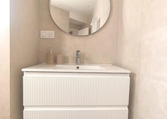 Elegant Renovated Port Ac Sleeps 4 דירה ניס