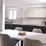 Apartment Elegant Renovated Port Ac Sleeps 4 *